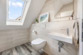 WC Dachgeschoss - Energiegeladen und designstark – Junges Einfamilienhaus mit PV-Anlage uvm. in Haselünne-Lohe!