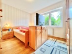 Schlafzimmer - 2-Zimmer-Erdgeschosswohnung mit überdachter Terrasse, Einbauküche und Garage in Esterfeld zu mieten!