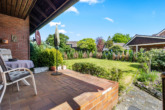 teilüberdachte Terrasse - Klassisch. Praktisch. Familiär – Einfamilienhaus in Hasenähe mit 3 SZ, Garten & Garage auf Erbpacht