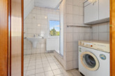 Tageslichtbad Dachgeschoss - Klassisch. Praktisch. Familiär – Einfamilienhaus in Hasenähe mit 3 SZ, Garten & Garage auf Erbpacht