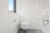 Gäste-WC - Modern gebaut, oben gelegen: Neubauwohnung im Obergeschoss mit Aufzug in Lingen (Ems) zu mieten!