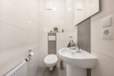 Gäste-WC - Platz bieten, Ertrag sichern: Moderne Erdgeschosswohnung mit Garten & Carport in Meppen – Esters Hof