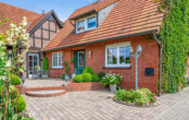 Ursprungshaus - Pferdegerecht und repräsentativ: Hofstelle mit 2 Wohnhäusern und großem Flächenensemble nahe Meppen!